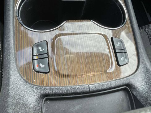 Used 2021 GMC Acadia SLE w/ Driver Convenience Package image 8