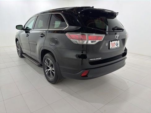 Used 2016 Toyota Highlander XLE AWD/4WD image 3