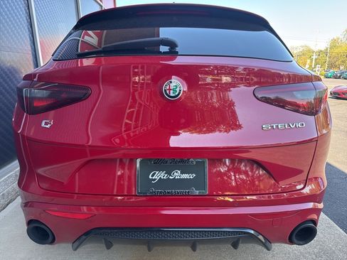 Used 2022 Alfa Romeo Stelvio Veloce image 9