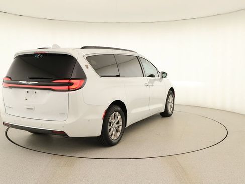 Used 2022 Chrysler Pacifica Touring-L w/ Uconnect Theater Family Group AWD/4WD image 6