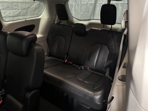 Used 2017 Chrysler Pacifica Touring-L image 12