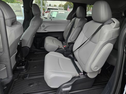 Certified 2026 Toyota Sienna XLE FWD image 11