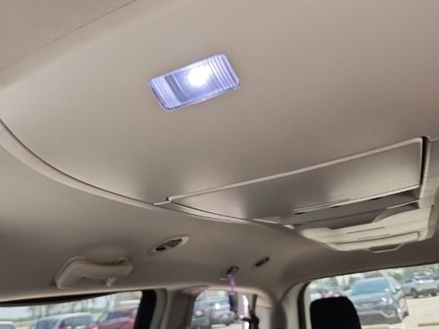 Used 2011 Chrysler Town & Country Touring FWD image 5