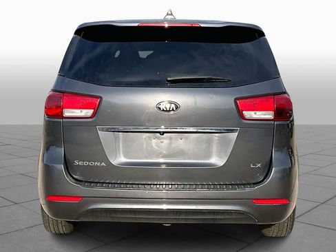 Used 2017 Kia Sedona LX image 4
