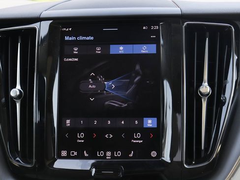 Used 2024 Volvo XC60 B5 Core image 28