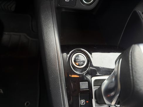 Used 2022 Nissan Versa SR w/ Convenience Package image 18