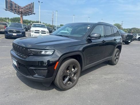 Used 2023 Jeep Grand Cherokee Altitude AWD/4WD image 3