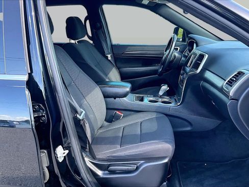 Used 2018 Jeep Grand Cherokee Laredo RWD image 9