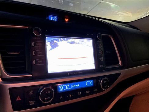 Used 2019 Toyota Highlander XLE FWD image 26