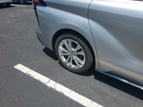 Certified 2023 Toyota Sienna Platinum FWD image 4