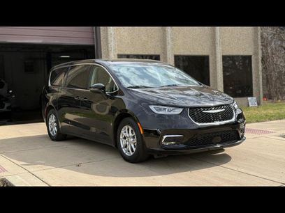Used 2024 Chrysler Pacifica Touring-L