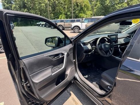 Used 2021 Toyota RAV4 LE FWD image 12