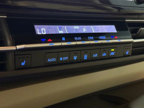 Used 2021 Toyota Sienna XLE image 29