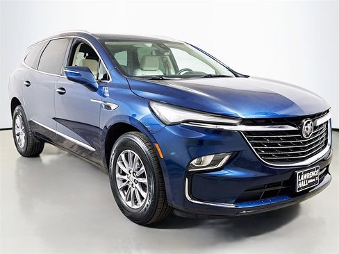 Used 2024 Buick Enclave Essence image 3