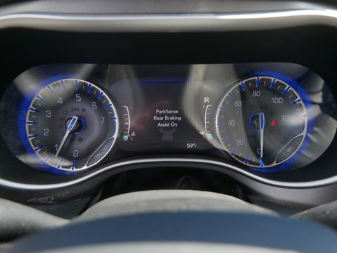 Used 2021 Chrysler Pacifica Touring-L FWD image 34