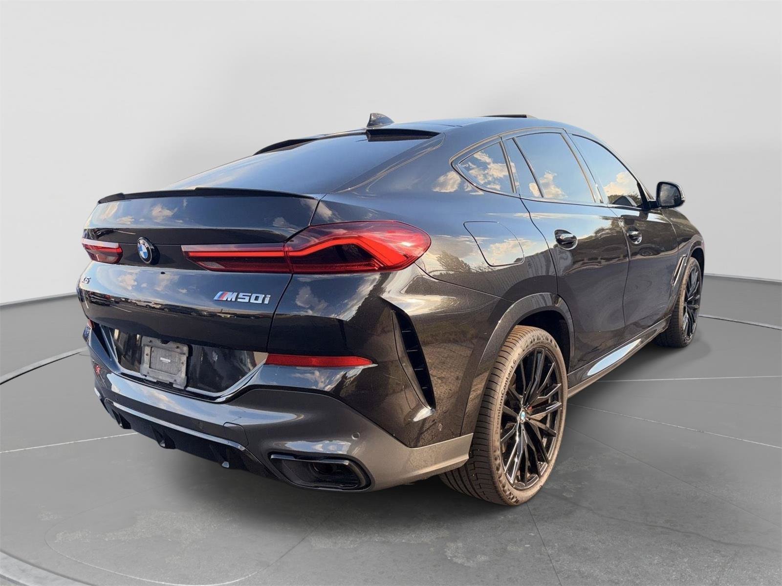 Used 2022 BMW X6 M50i w/ Executive Package AWD/4WD image 3