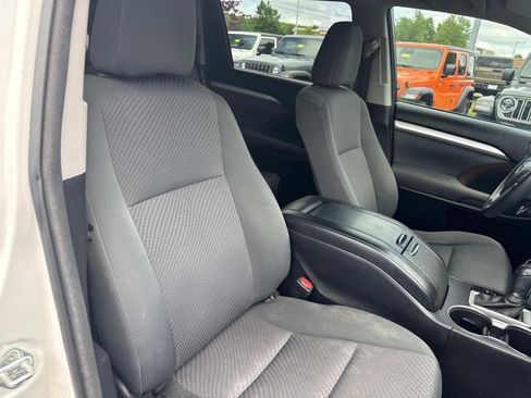 Used 2018 Toyota Highlander LE FWD image 27