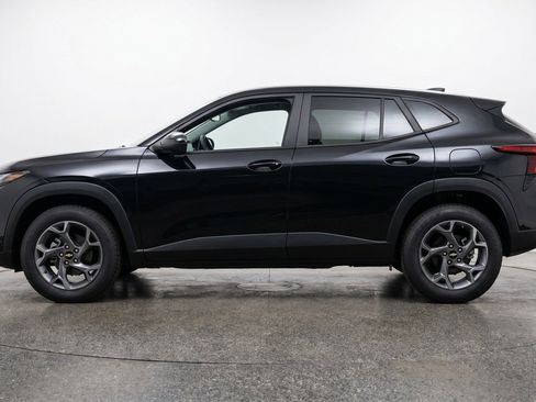 Used 2025 Chevrolet Trax LT FWD image 5
