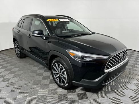 Certified 2025 Toyota Corolla Cross XLE image 3