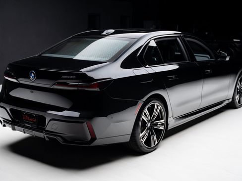 Used 2023 BMW i7 xDrive60 w/ Executive Package 2 image 32