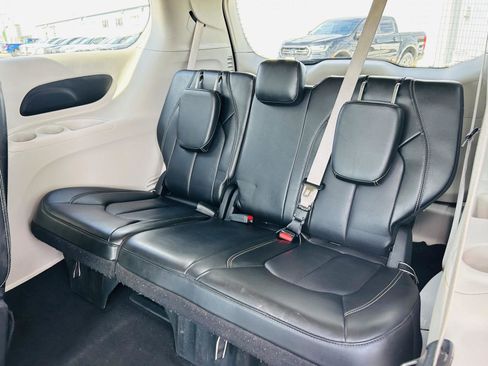 Used 2023 Chrysler Pacifica Touring-L FWD image 27