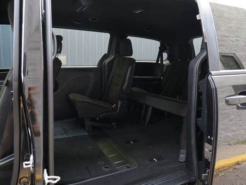 Used 2018 Dodge Grand Caravan SE FWD image 18