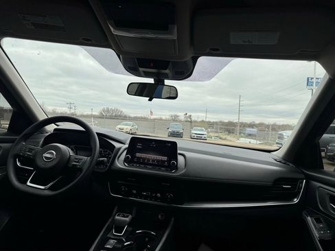 Used 2024 Nissan Rogue SV image 10