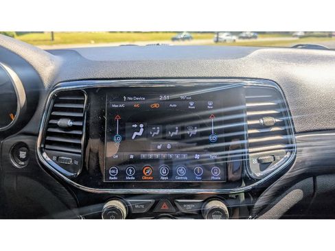 Used 2019 Jeep Grand Cherokee Altitude image 24