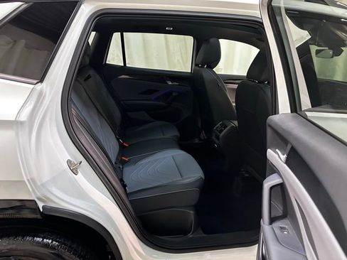 Certified 2025 Volkswagen Tiguan SE R-Line image 33