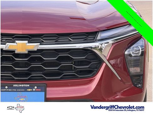Used 2025 Chevrolet Trax LT w/ LT Convenience Package FWD image 9