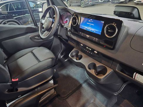 Used 2025 Mercedes-Benz Sprinter 2500 image 10