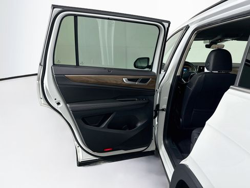 Used 2025 Volkswagen Atlas SE FWD image 25