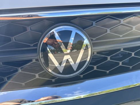 Certified 2024 Volkswagen Taos SE w/ Panoramic Sunroof Package FWD image 10