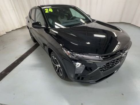 Used 2024 Chevrolet Trax RS w/ Sunroof Package FWD image 2