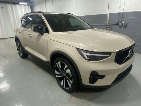Certified 2025 Volvo XC40 B5 Ultra image 4
