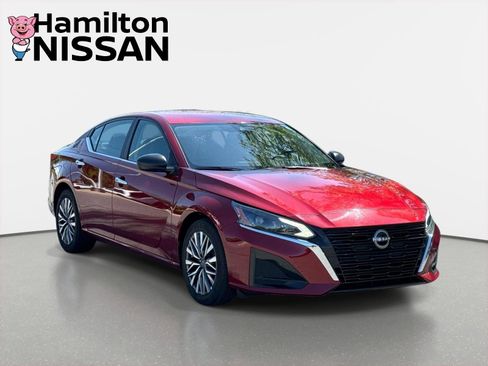 Used 2025 Nissan Altima 2.5 SV FWD image 1