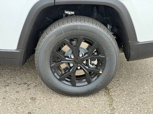 Used 2026 Jeep Grand Cherokee L 4WD image 3