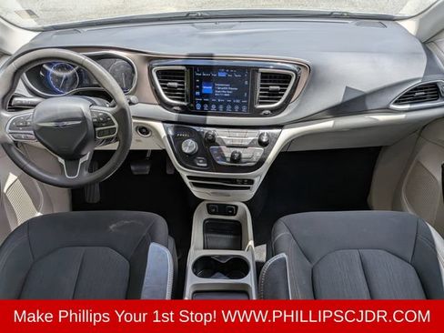 Used 2017 Chrysler Pacifica Touring w/ Tire & Wheel Group FWD image 14