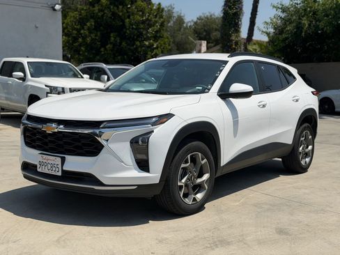 Used 2025 Chevrolet Trax LT FWD image 4