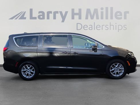 Used 2023 Chrysler Pacifica Touring-L FWD image 6