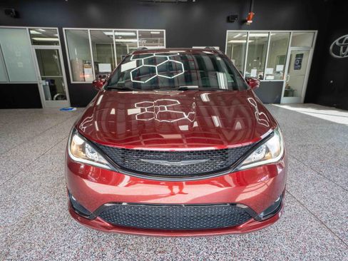 Used 2020 Chrysler Pacifica Touring w/ S Appearance Package FWD image 6