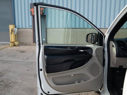 Used 2019 Dodge Grand Caravan SXT FWD image 18