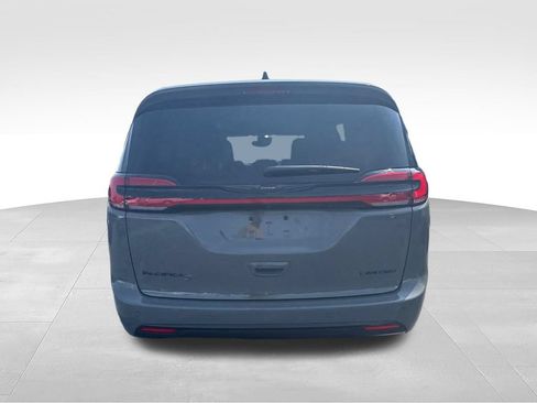 Used 2025 Chrysler Pacifica Limited FWD image 4