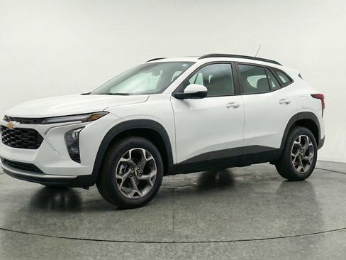 Used 2025 Chevrolet Trax LT FWD image 3