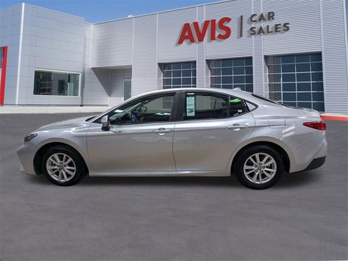 Used 2025 Toyota Camry LE image 8