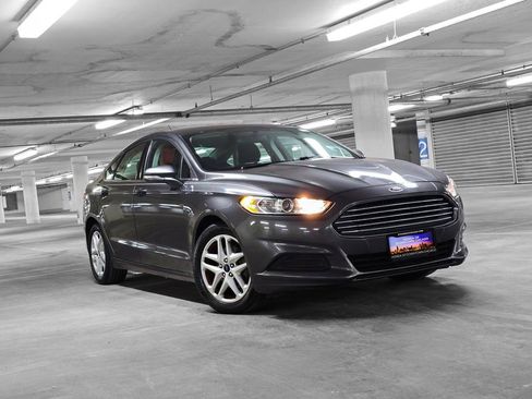 Used 2015 Ford Fusion SE image 4