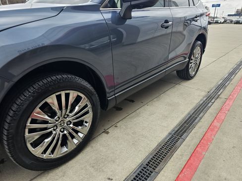 Certified 2023 Toyota Venza Limited image 10