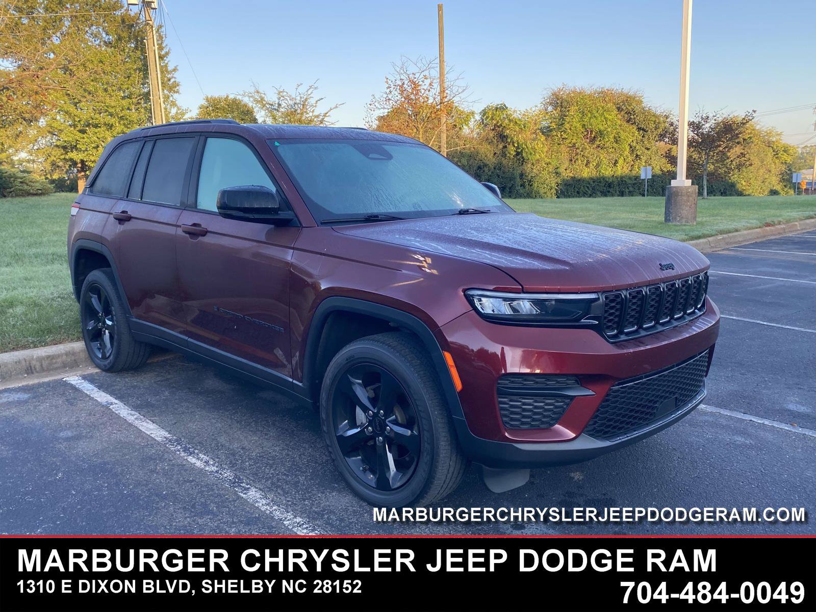 Used 2023 Jeep Grand Cherokee Altitude RWD image 1