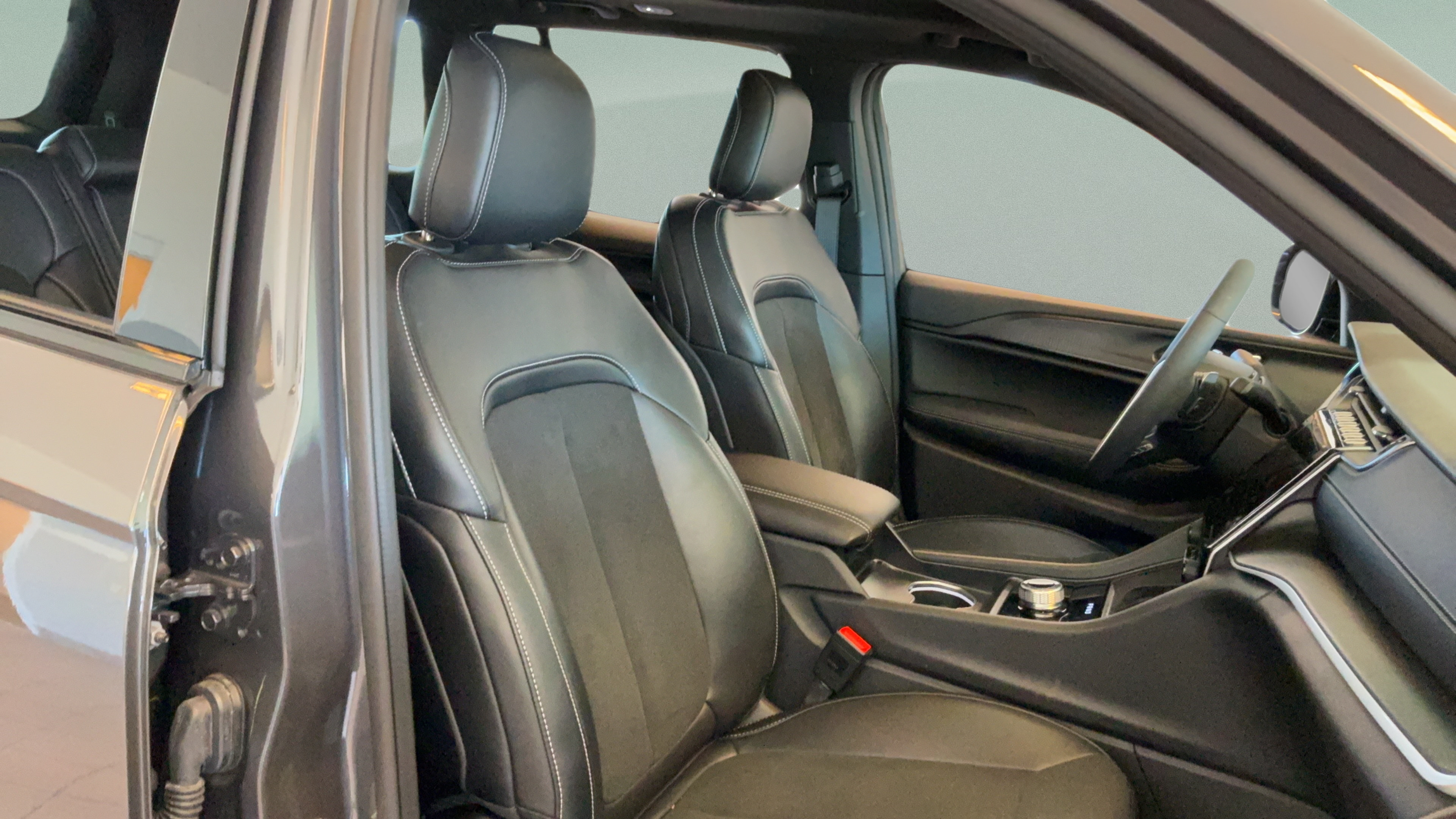 Used 2025 Jeep Grand Cherokee Altitude RWD image 37