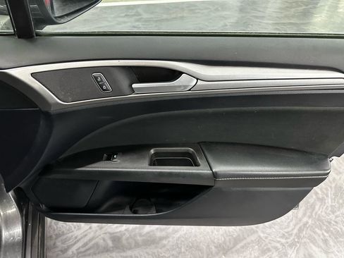 Used 2020 Ford Fusion SE FWD image 15